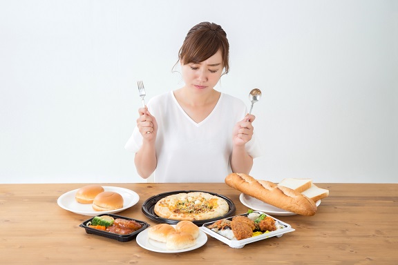 食事に悩む女性