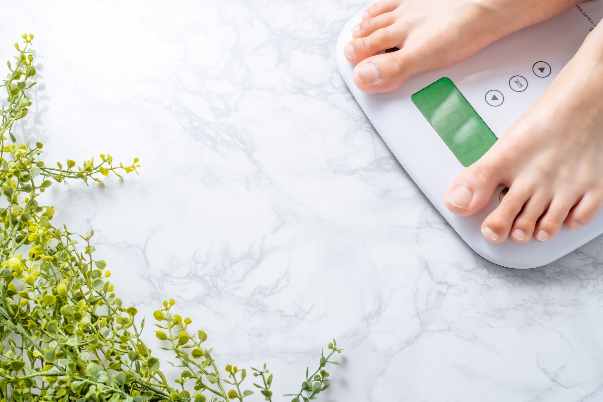 体重計に乗る女性