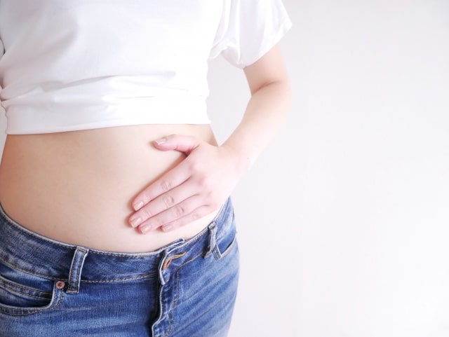 お腹が気になる女性