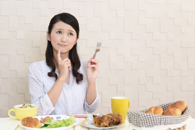食事に悩む女性