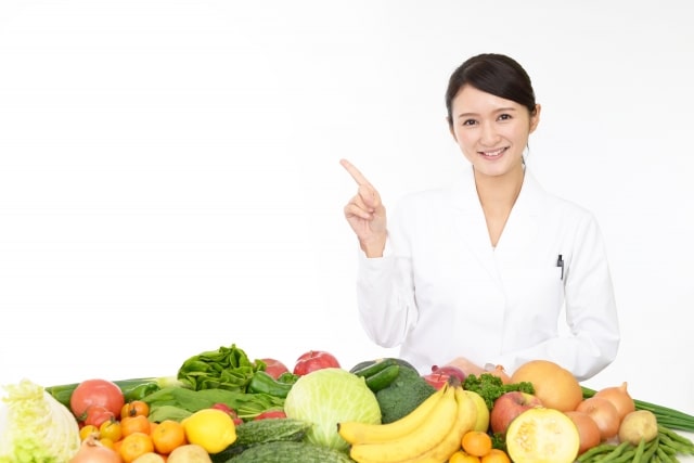 糖質を説明する女性