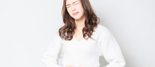 お腹が痛い女性