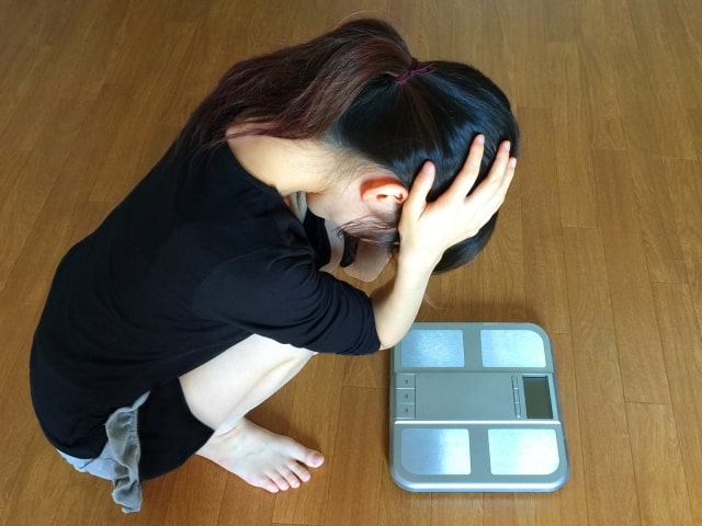 ダイエットに悩む女性