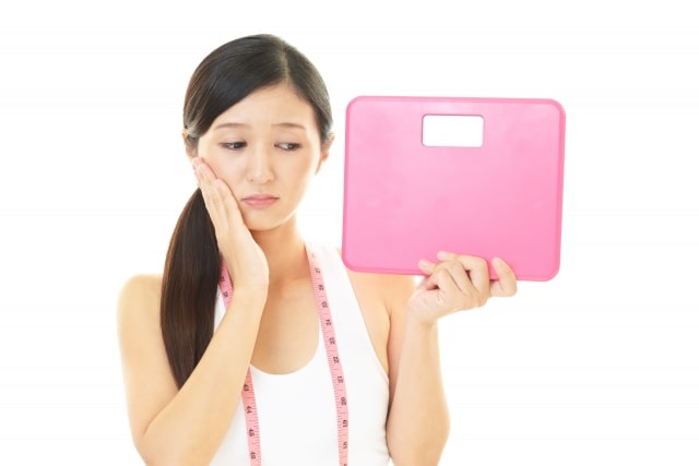 ダイエットで悩む女性