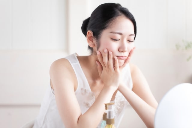 脂質制限中に肌が気になる女性