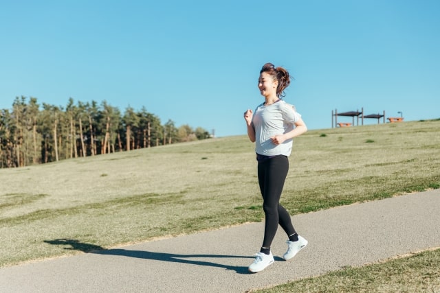 運動する女性