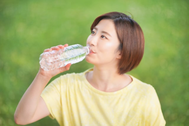 ダイエット中に水を飲む女性