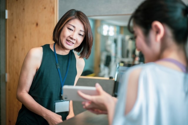 ジムで指導する女性
