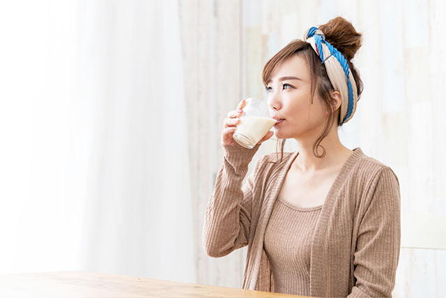 豆乳を飲む女性