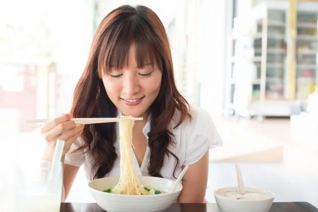 糖質ゼロ麺を食べる女性