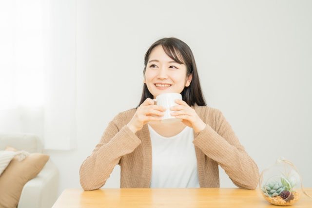 豆乳を飲む女性