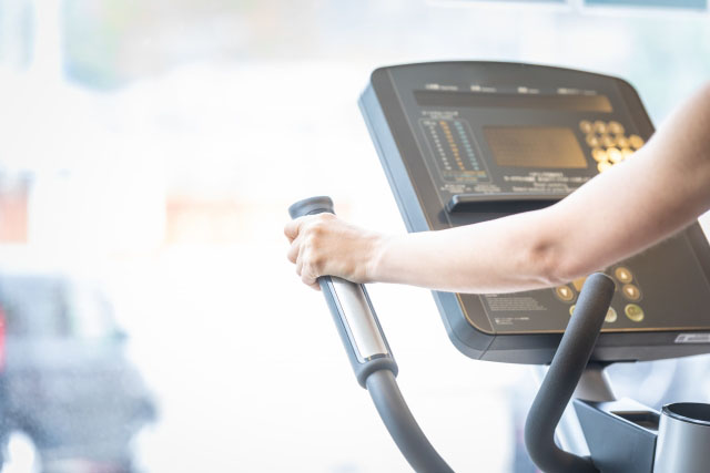 ダイエット中に筋トレする女性