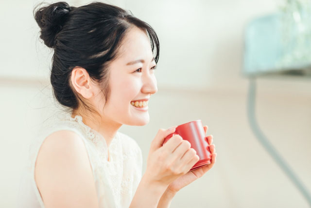 豆乳を飲む女性