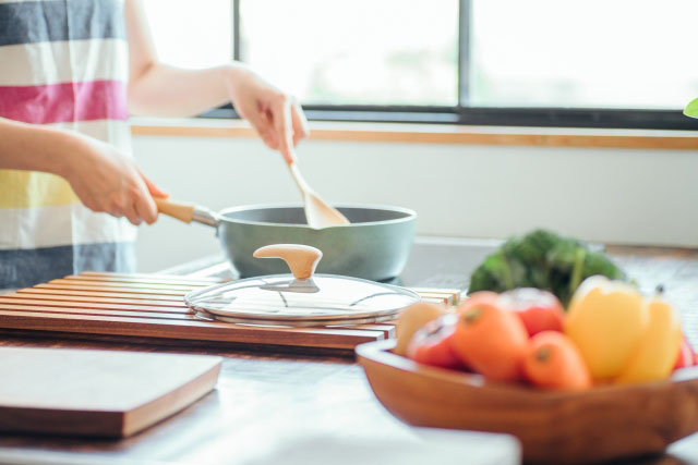 料理する女性