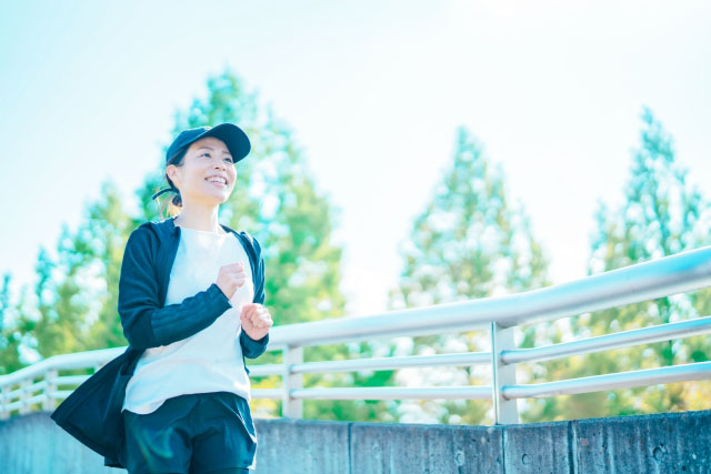 運動する女性