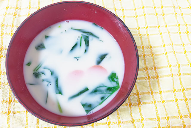 ほうれん草と人参の豆乳味噌汁