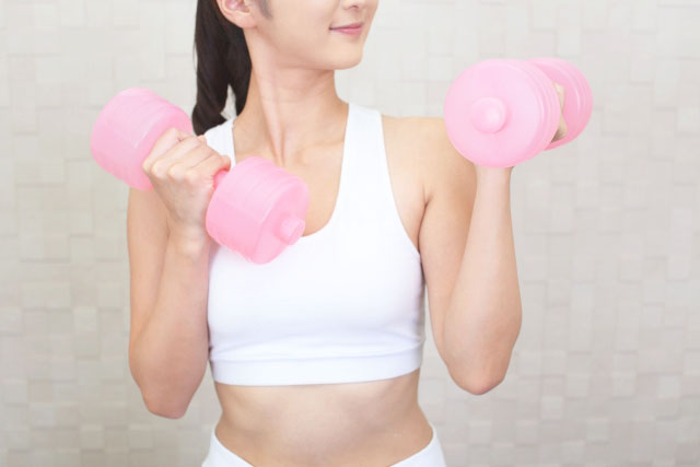 ダイエット中に筋トレする女性