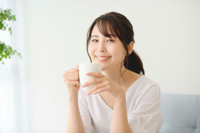 豆乳を飲む女性