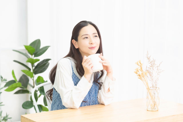 豆乳を飲む女性