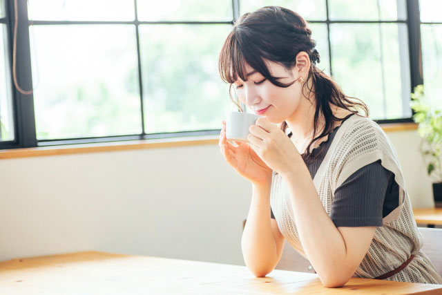コーヒーを飲む女性