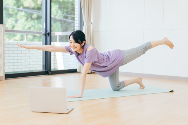 筋トレする女性