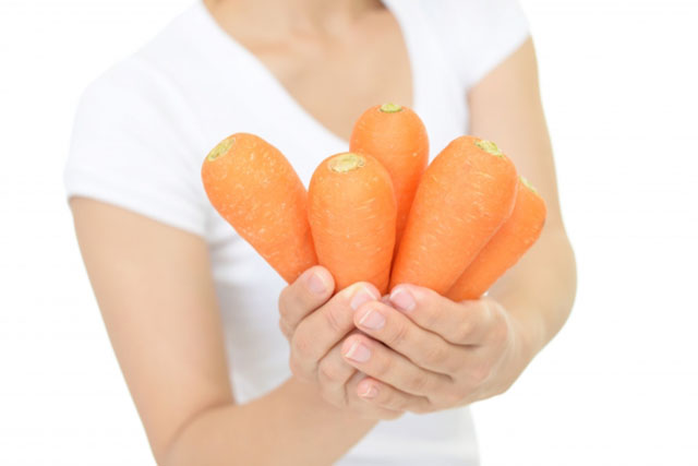 人参を持つ女性