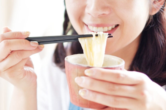 そうめんを食べる女性