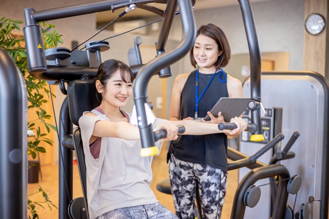 トレーニングする女性