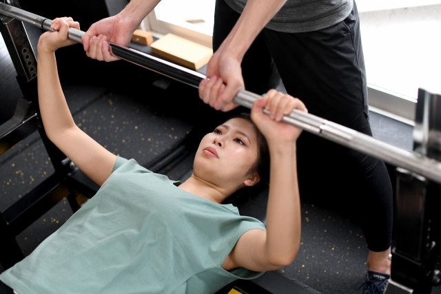 筋トレする女性