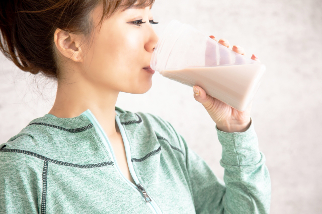 プロテインを飲む女性