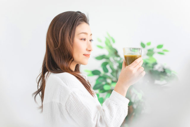 スムージーを飲む女性