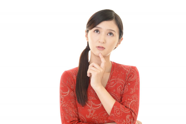 おからクッキーで悩む女性