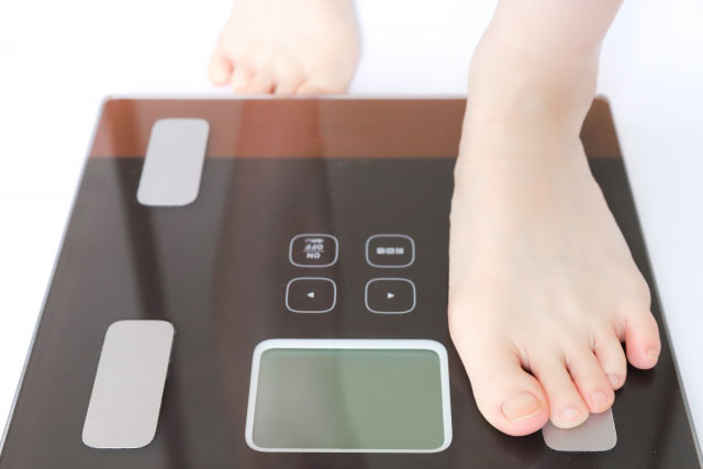体重計に乗る女性