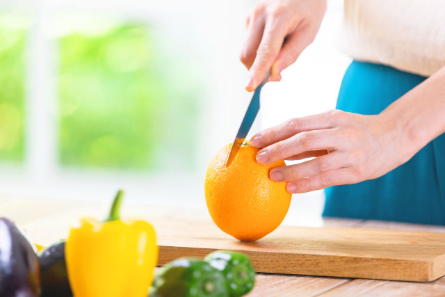 スムージーを作る女性