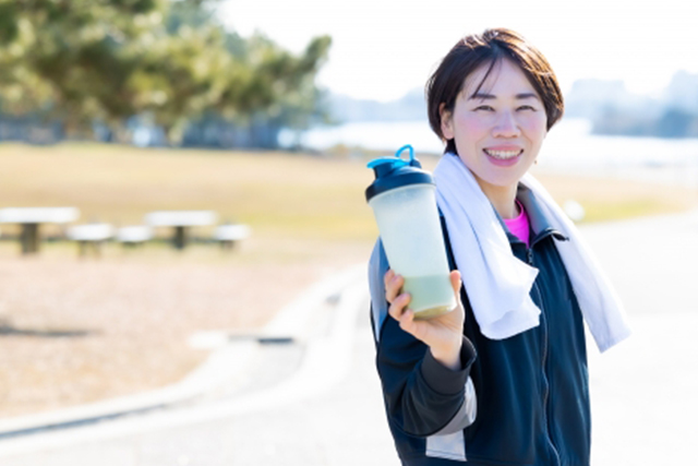 ソイプロテインを持つ女性