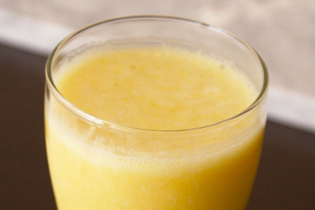 アーモンドミルクとマンゴーのスムージー