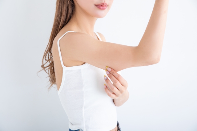 二の腕が気になる女性