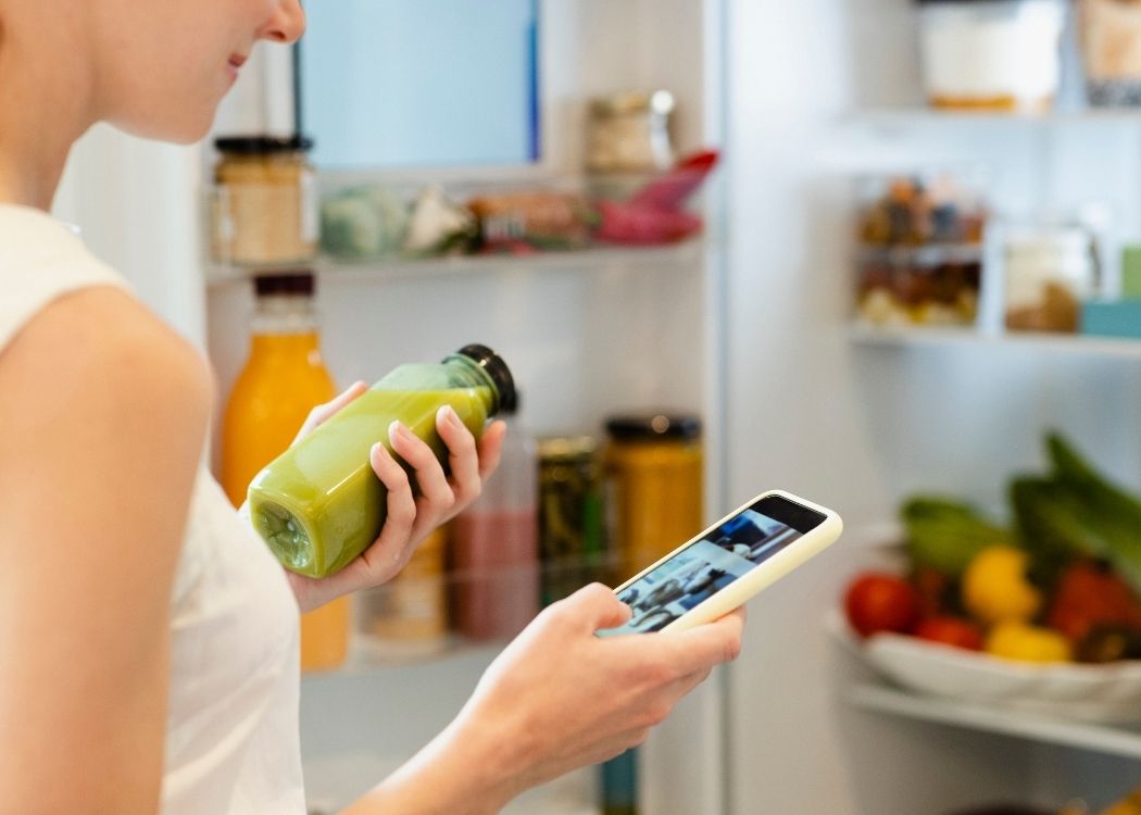 脂質量を調べる女性