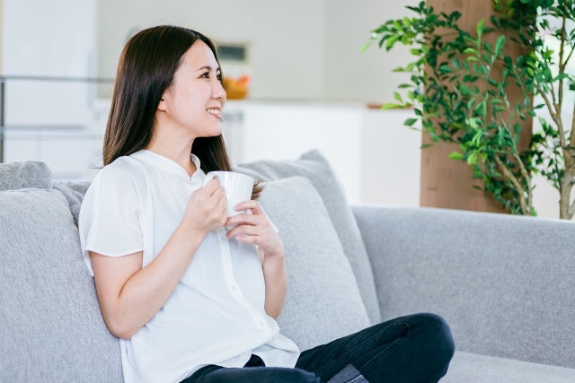 アーモンドミルクを飲む女性