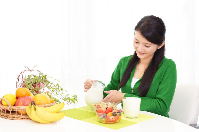 アーモンドミルクを飲む女性