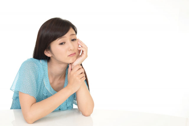 アーモンドミルクで悩む女性