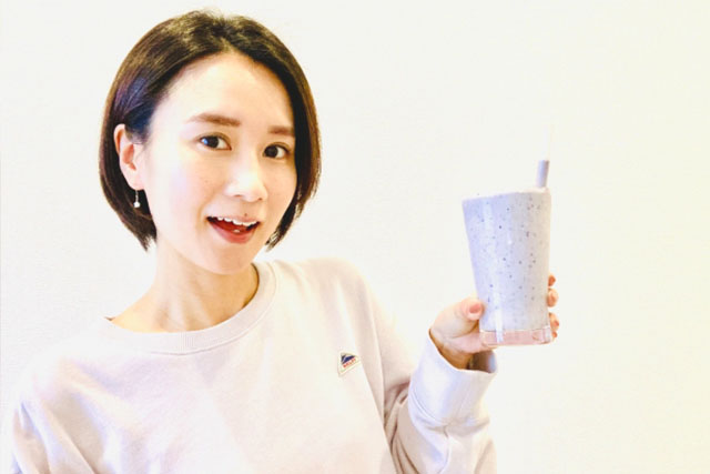 チアシードスムージーを飲む女性