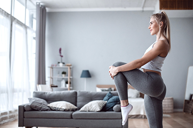 ストレッチする女性