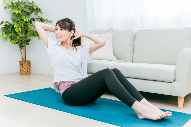 筋トレする女性