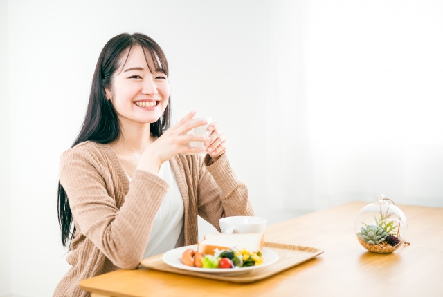 食事する女性