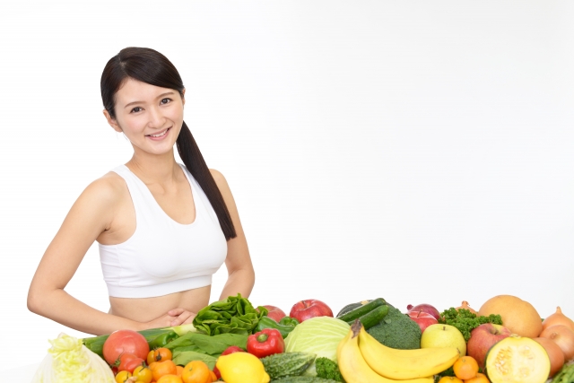 バナナの栄養を説明する女性