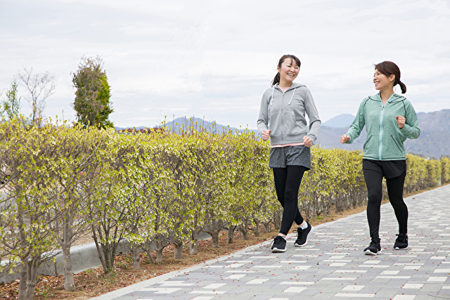 ウォーキングする女性