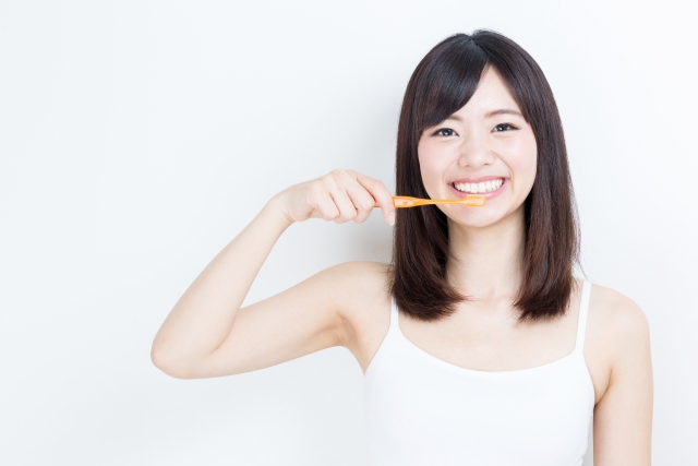 歯磨きする女性