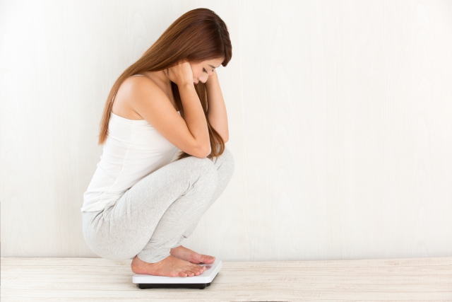 体重計に乗る女性