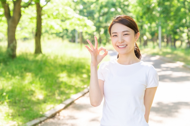 ウォーキングする女性